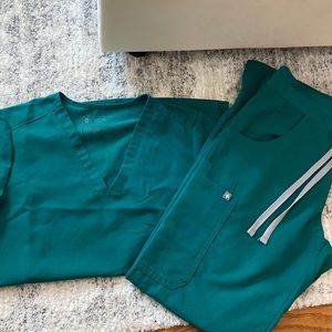 Hunter Green Figs: Three-pocket top size XS & Kade Cargo bottom size S